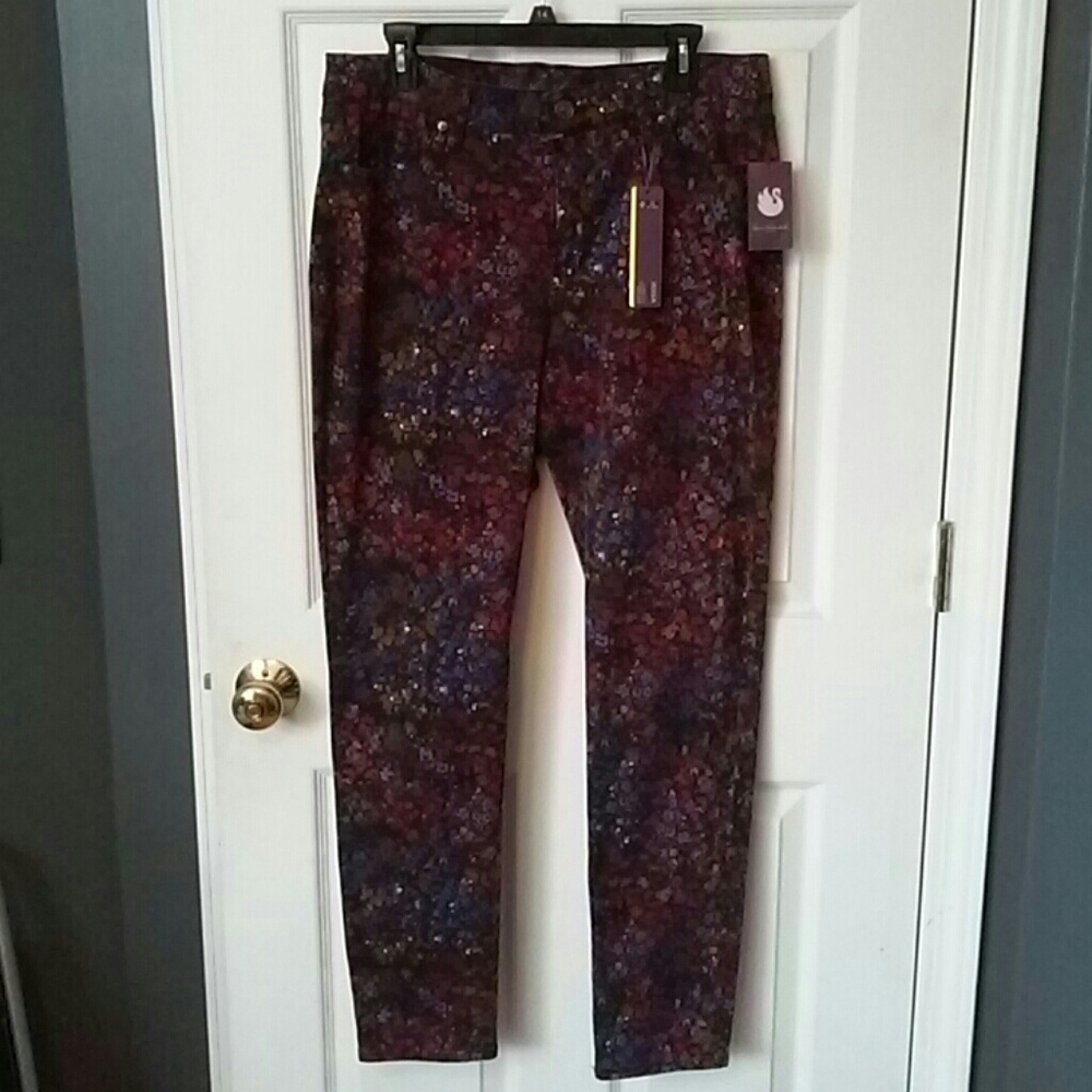 NWT. Gloria Vanderbilt black w flowers jeans